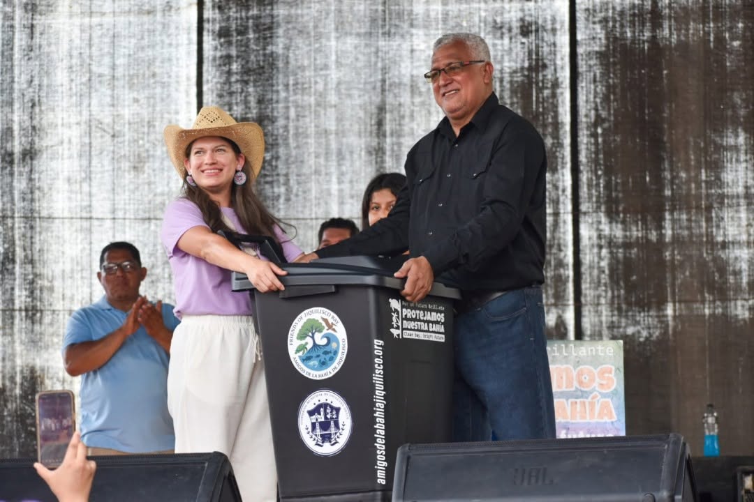 Donación de contenedores de basura por Amigos de la Bahía de Jiquilisco